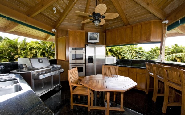 Outdoor Kitchen with deluxe BBQ